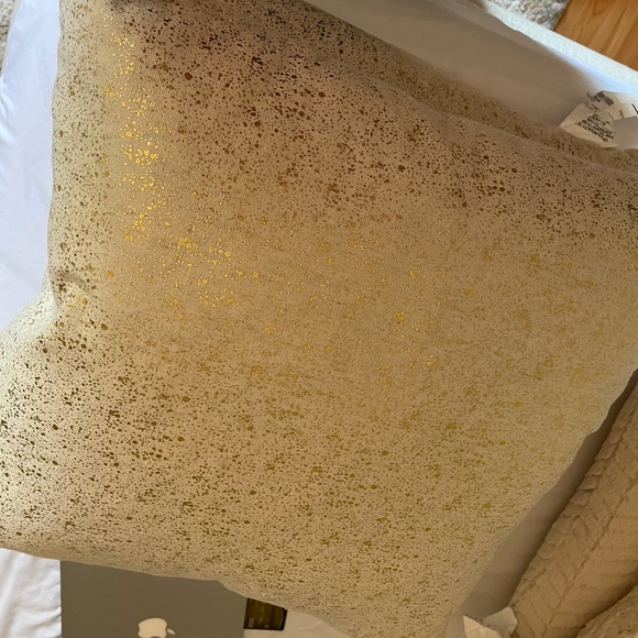 Selling gold decorative pillows and abstract art - Picture 1 of 4